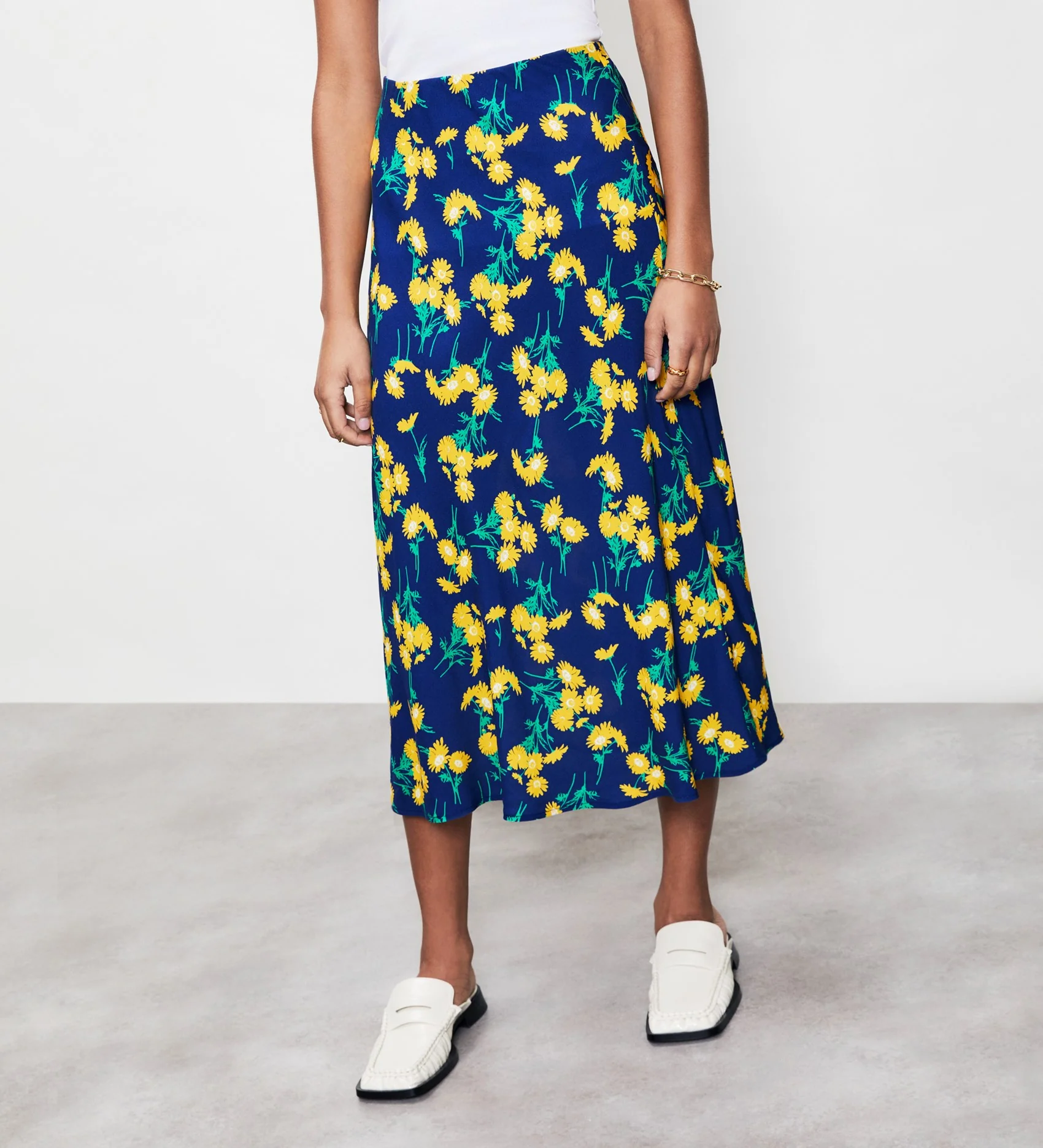 Evelyn Navy Daisy Midi Skirt - Image 3